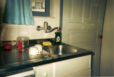 Med et lille køkkenbord lærer man hurtigt at vaske op. Det er faktisk ret hyggeligt... :-) - © 2006, Henrik Blunck